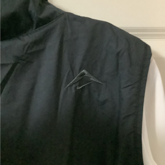 Nike Golf Vest and Therma Fit Half Zip Top - Picture 4 of 9